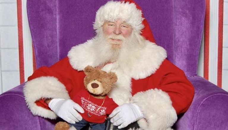 "بابا نويل" يلتقط صورة مع دب الطفل الراحل
