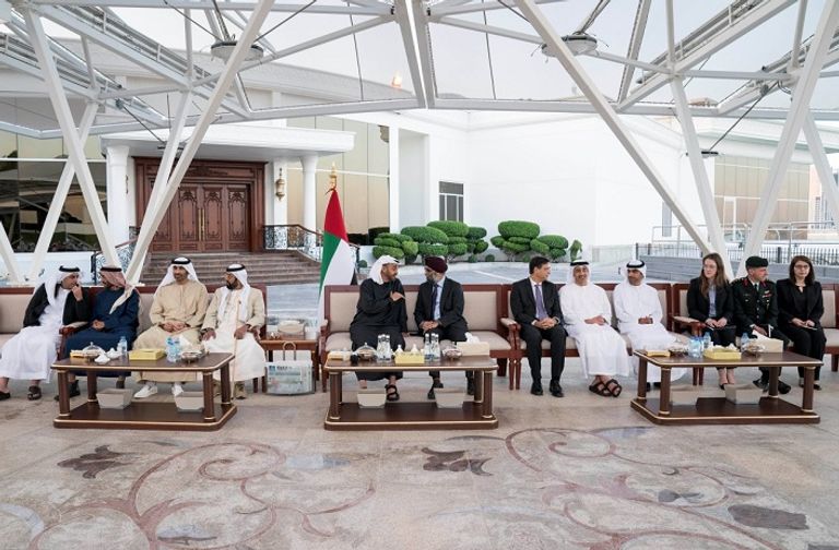 لقاء الشيخ محمد بن زايد مع وزير الدفاع الكندي الشيخ محمد بن زايد آل نهيان في لقائه مع وزير الدفاع الكندي