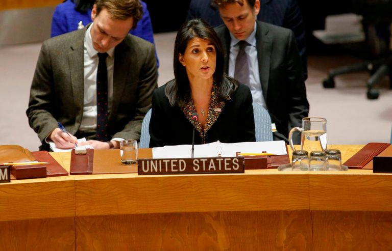 مندوبة أمريكا نيكي هيلي ترفع يدها بالفيتو