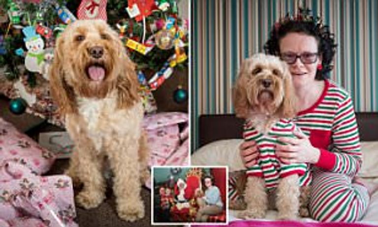 السيدة البريطانية تدلل كلبتها في الكريسماس