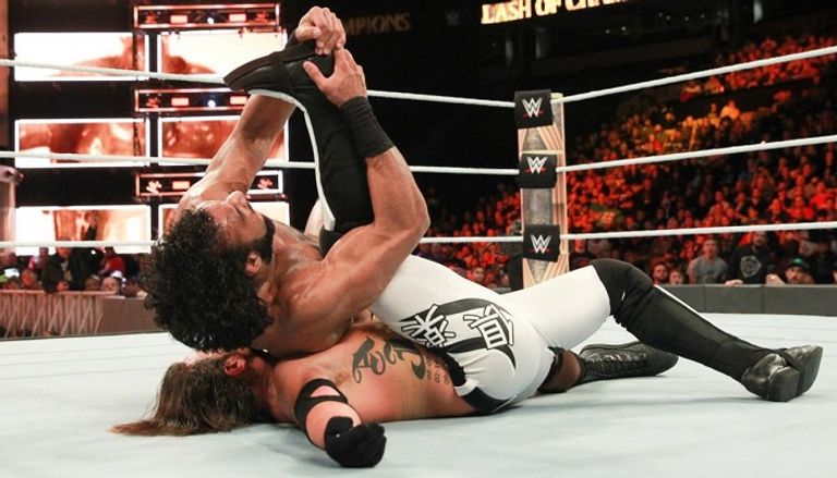 الحكم يعلن فوز إيه جيه ستايلز