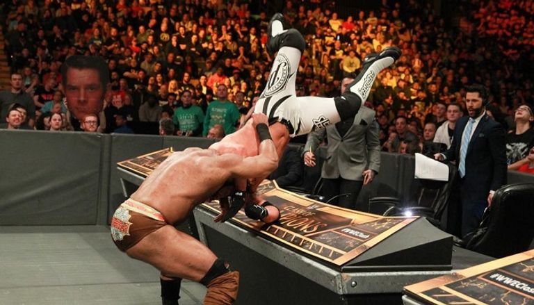 الحكم يعلن فوز إيه جيه ستايلز