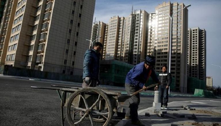 مبانٍ قيد الإنشاء في ضواحي بكين - رويترز