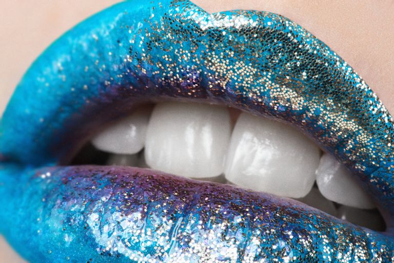 لون شفاه لامع براق آخر صيحات مكياج شتاء 2018