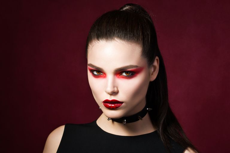 ظلال عيون باللون الأحمر آخر صيحات مكياج شتاء 2018