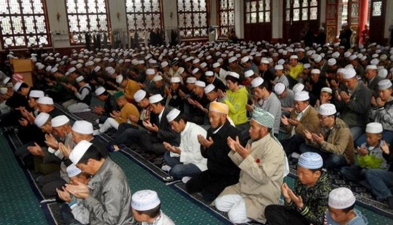 مسلمون يؤدون الصلاة بأحد مساجد الصين