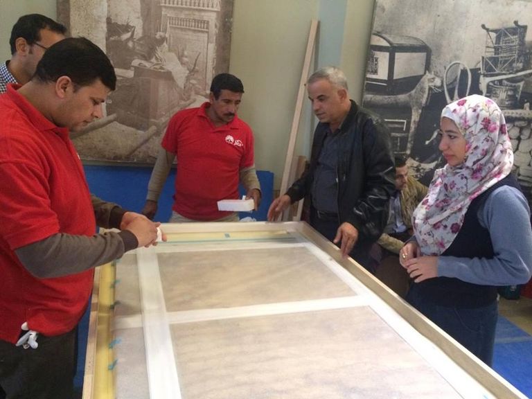 تجهيز العجلة الحربية قبل نقلها للمتحف الكبير