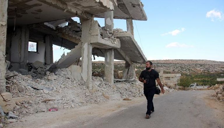 آثار قصف جوي على إدلب 