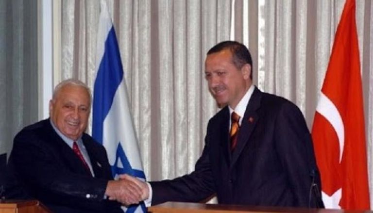 رجب طيب أردوغان مع رئيس الحكومة أرئيل شارون خلال زيارة سابقة لإسرائيل