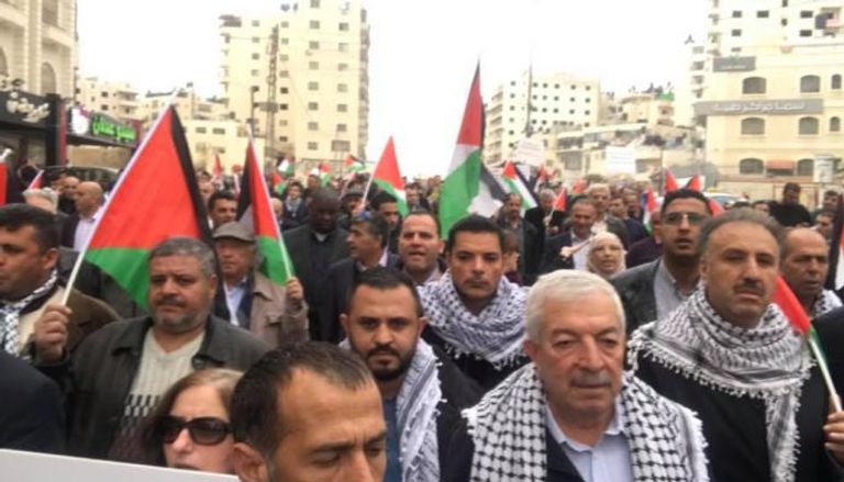 القيادي الفلسطيني محمود العالول فى مقدمة مسيرة برام الله