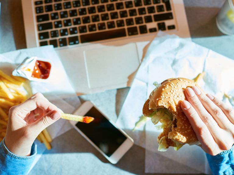 تناول الطعام أثناء العمل وظيفتك سبب في زيادة وزنك