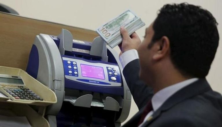 مصرفي مصري يحصي دولارات- أرشيف