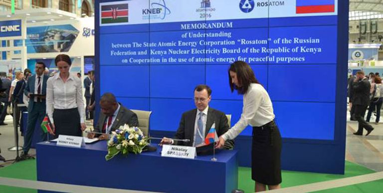 حصاد العنب في مزرعة بالقرب من كيب تاون - رويترز