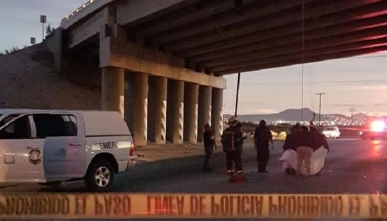 أعمال إنزال إحدى الجثث بجسر شمالي المكسيك