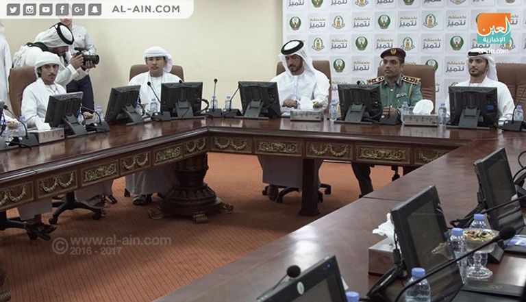 الطلاب يحضرون اجتماعاً لقيادة شرطة رأس الخيمة طلاب رحلة الاتحاد خلال زيارتهم إلى شرطة رأس الخيمة