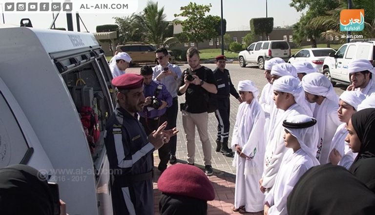 الطلاب يتعرفون إلى مركبات الشرطة المختلفة طلاب رحلة الاتحاد خلال زيارتهم إلى شرطة رأس الخيمة