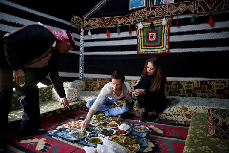 الفندق يقدم الفطور للزائرين أصغر فندق داخل سيارة بيتلز (رويترز)