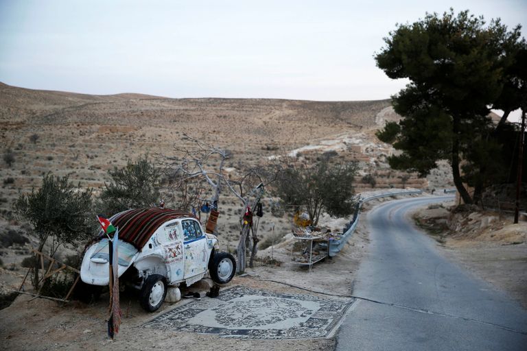 الفندق الصغير يطل على أحد أجمل مظاهر الطبيعة في الأردن أصغر فندق داخل سيارة بيتلز (رويترز)