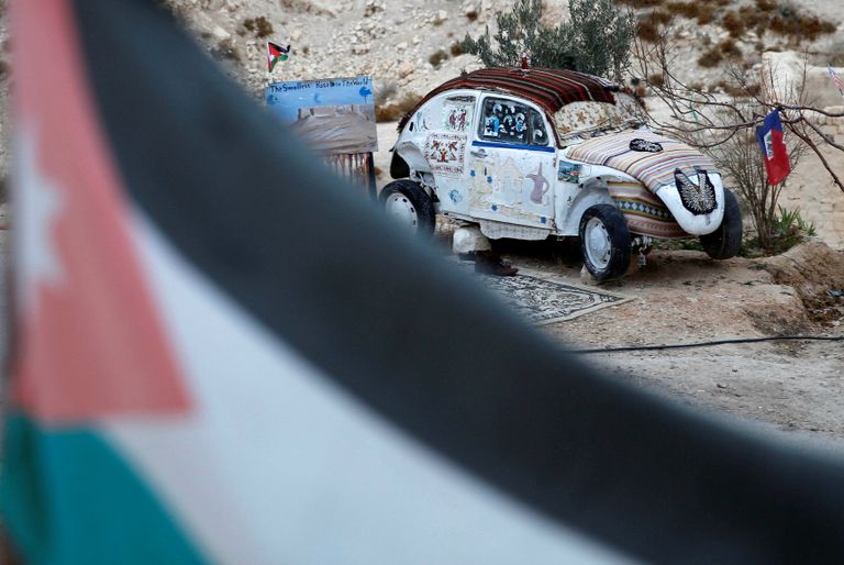 العلم الأردني حاضر في الفندق الصغير أصغر فندق داخل سيارة بيتلز (رويترز)