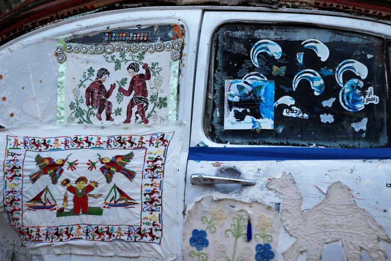 رسومات تراثية تزين ديكور الفندق أصغر فندق داخل سيارة بيتلز (رويترز)