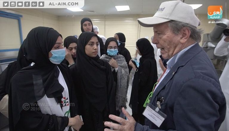 الطلاب يستمعون إلى شرحاً لطريقة تصنيع الجبن