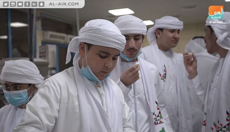 طالب يتعلم طريقة تصنيع الجبن