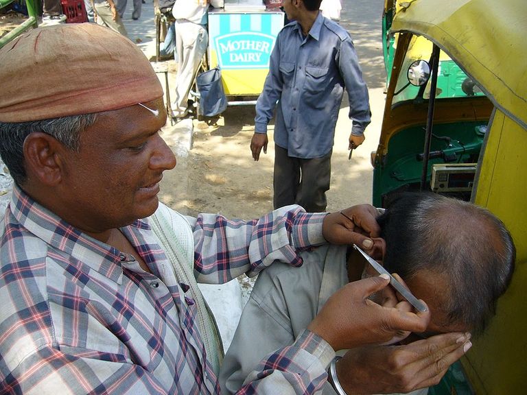 تنظيف الأذن وظيفة معروفة في الهند 