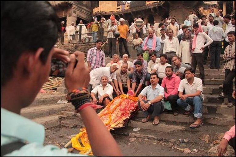 أهل الميت  يلتقطون الصور بجوار جثمانه