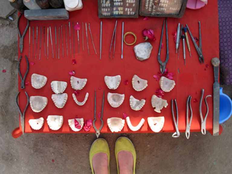 أدوات الطبيب معروضة أمام المارة