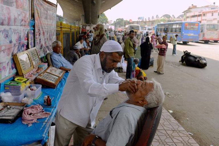 يستطيع السائر زيارة الطبيب القابع على قارعة الطريق