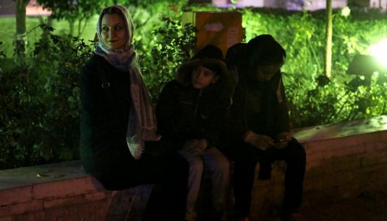 أم وطفلاها يجلسون بالشارع خوفا من الزلزال - أ. ف. ب