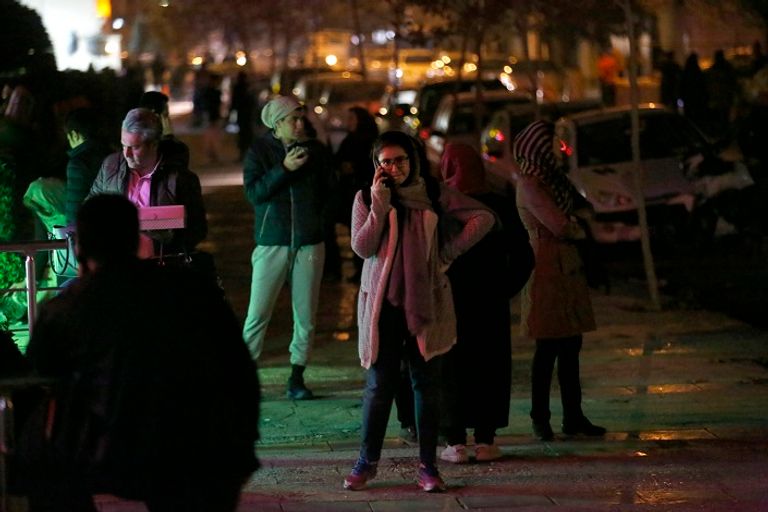 سكان العاصمة طهران فى الشارع خوفا من توابع الزلزال