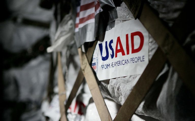 المساعدات الأمريكية المنقولة جوا  الرئيس الأمريكي دونالد ترامب يلوح بسلاح المساعدات (الفرنسية)