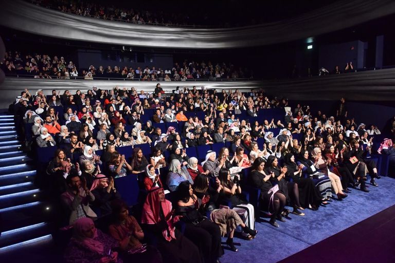 الحفل كامل العدد