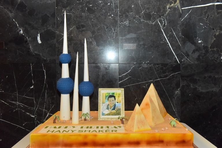 التورتة تحمل أبراج الكويت والأهرامات