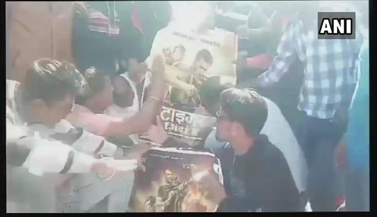 متظاهرون غاضبون يحرقون ملصق فيلم خان