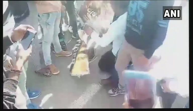 متظاهرون يدوسون على ملصقات الفيلم