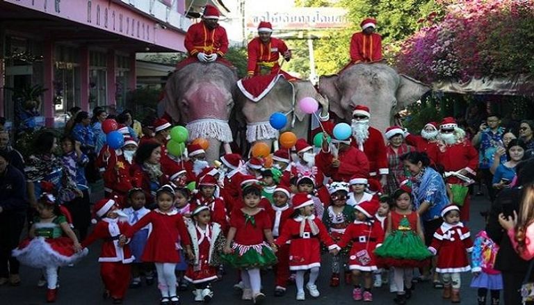 أفيال مرتدية زي بابا نويل في مدرسة بتايلاند