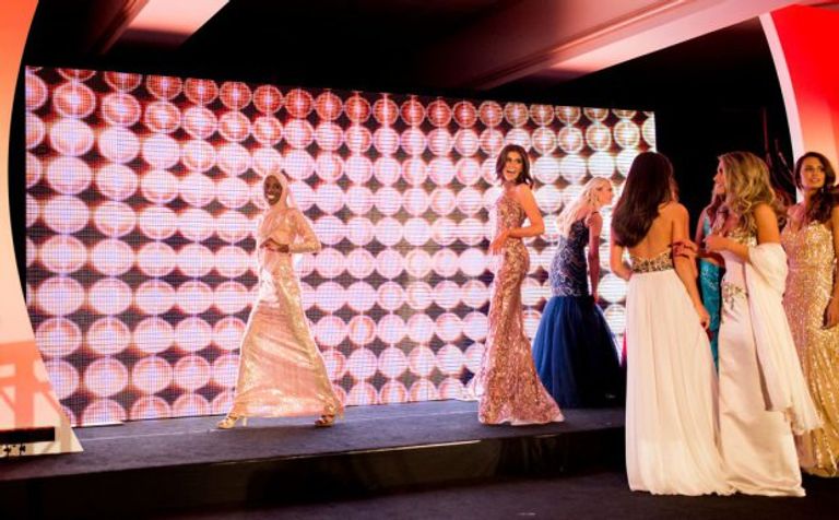 الفتاة أول محجبة تشارك في مسابقات ملكة الجمال حمدية في عرض زي السباحة