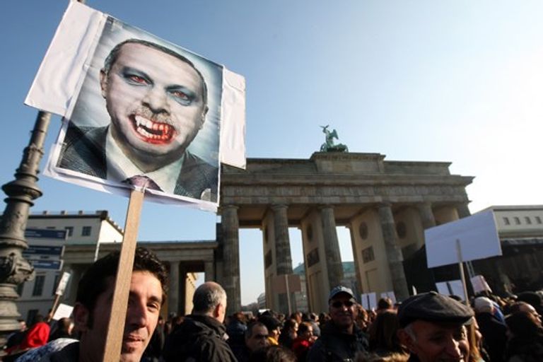 احتجاجات سابقة ضد التعديلات الدستورية التي اقرها نظام أردوغان ماكرون اعتبر مهاتفة الرئيس التركي أحد هموم الرئاسة