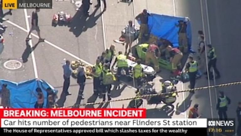 حادث دهس في ملبورن الأسترالية تجمهر المارة في مكان الحادث