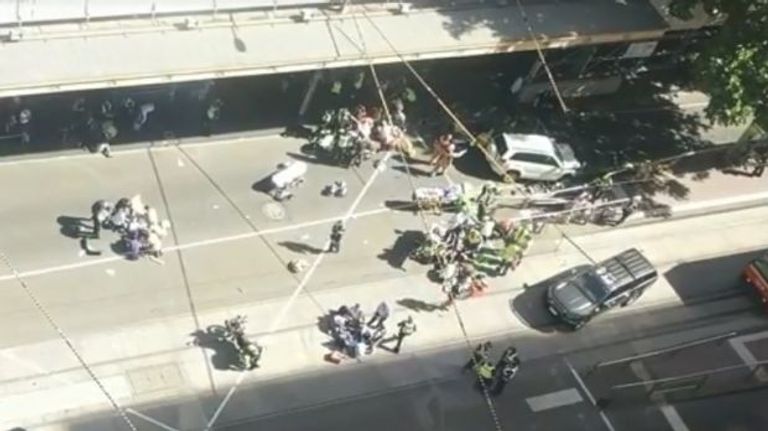 حادث دهس في ملبورن الأسترالية تجمهر المارة في مكان الحادث