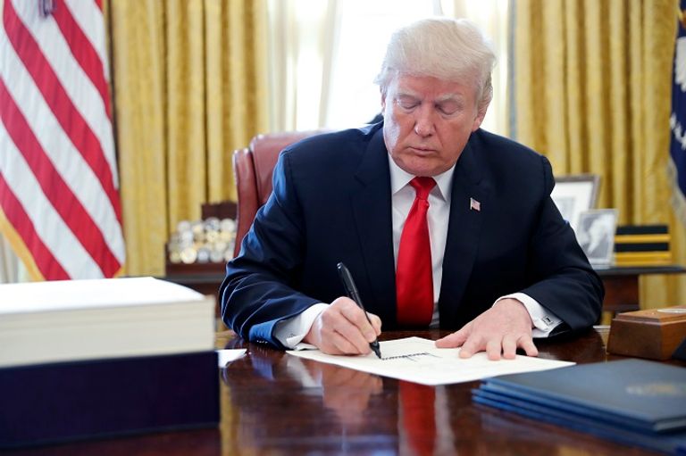 ترامب بعد توقيع القانون - رويترز