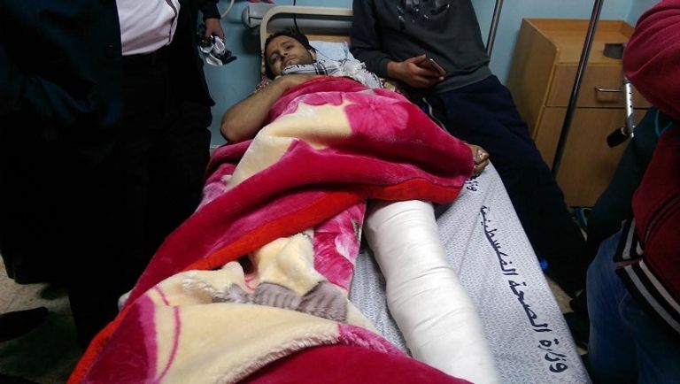 المحامي الفلسطيني محمد أبوحجر بملابس بابا نويل خلال مسيرة احتجاجية