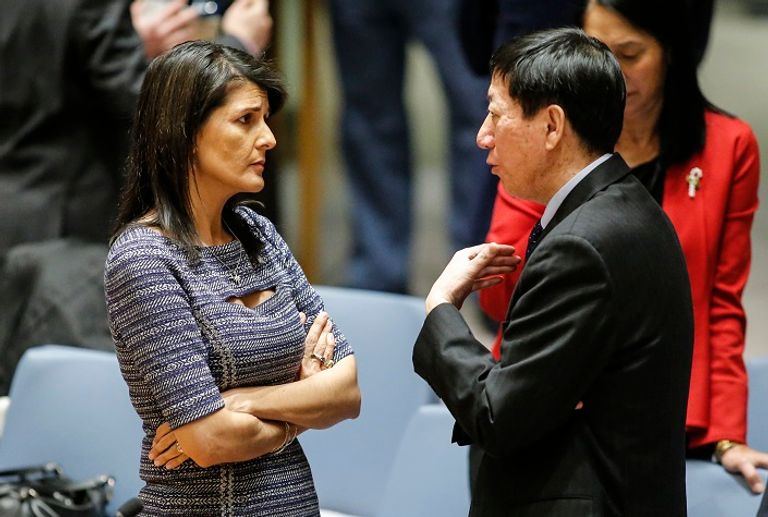 نيكي هيلي مندوبة الولايات المتحدة مع المندوب الصيني