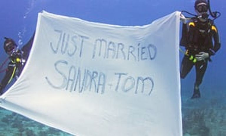 توماس وساندرا يتزوجان تحت البحر