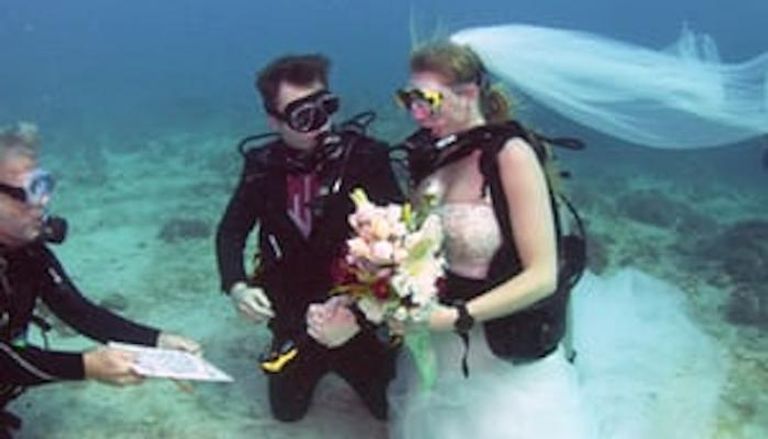 العروسان تحت الماء