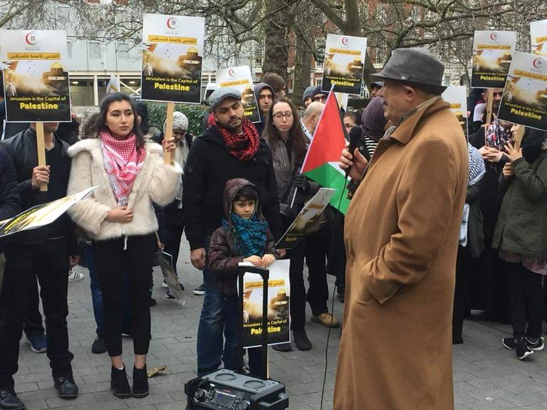 متظاهرون أمام السفارة الأمريكية في لندن تنديدا بقرار الاعتراف