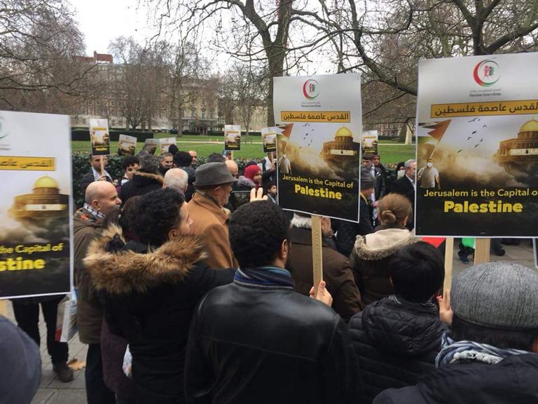 متظاهرون أمام السفارة الأمريكية في لندن تنديدا بقرار الاعتراف