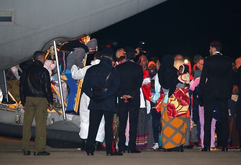 اللاجئون خلال وصولهم مطار روما - رويترز اللاجئون خلال وصولهم مطار روما - رويترز